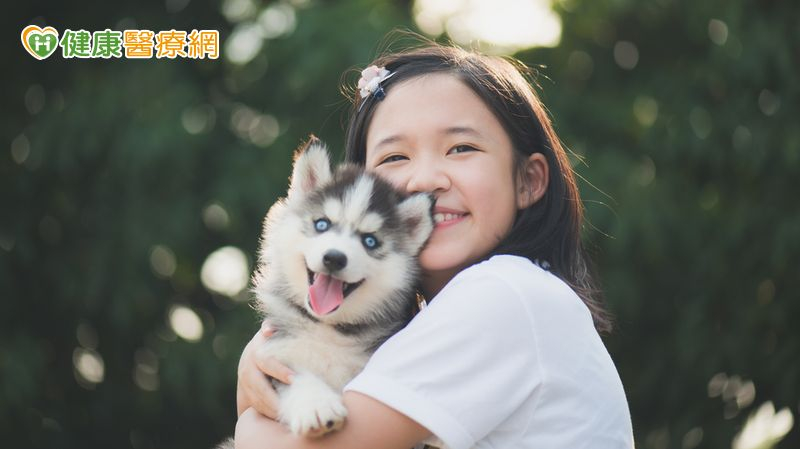 寵物的皮和毛屑，經常被認為是導致過敏的主因，「這是一般人對於寵物過敏的誤解，但以醫學上來說，貓狗唾液中的蛋白質才是實際的過敏來源。」