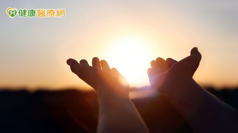 當我們覺得憂鬱沮喪時，總會無精打采、很難專注。低落的情緒導致我們遠離以前令自己愉快的人事物，就連工作能力也受到影響。在某些極端的案例中，甚至會失去活下去的意願。