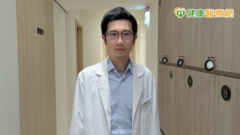 知名YouTuber「蒼藍鴿」（吳其穎）強調，肥胖紋並無法完全消失，不過現代的醫美技術，像是透過使用深度探頭的電波療程，有助於淡化皮膚紋路。