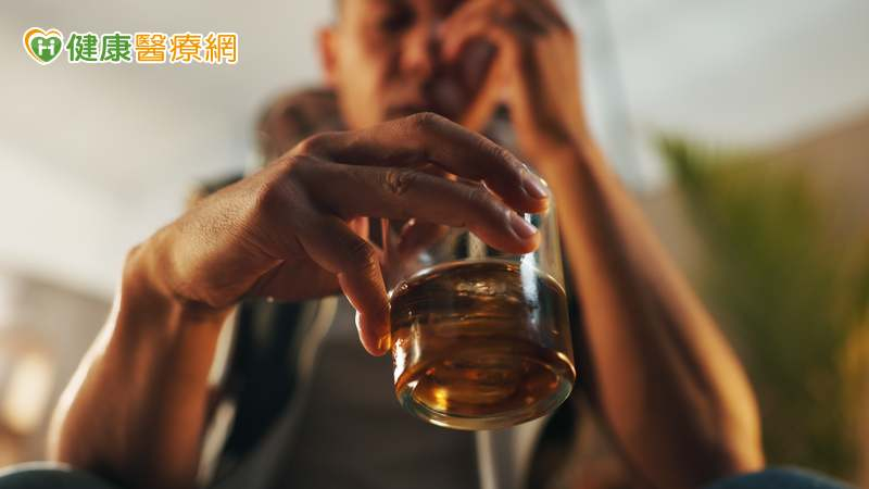 起司中富含的蛋白質、脂肪與複合碳水化合物，能在胃壁形成保護層，有效延緩酒精進入血液的速度，進而降低血液中酒精濃度的突然飆升。