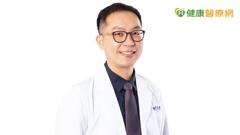 眼袋常與淚溝、黑眼圈一起出現。陳彥瑋醫師表示，突出的眼袋與凹陷的淚溝在光線下會形成陰影，進一步讓黑眼圈更加明顯。