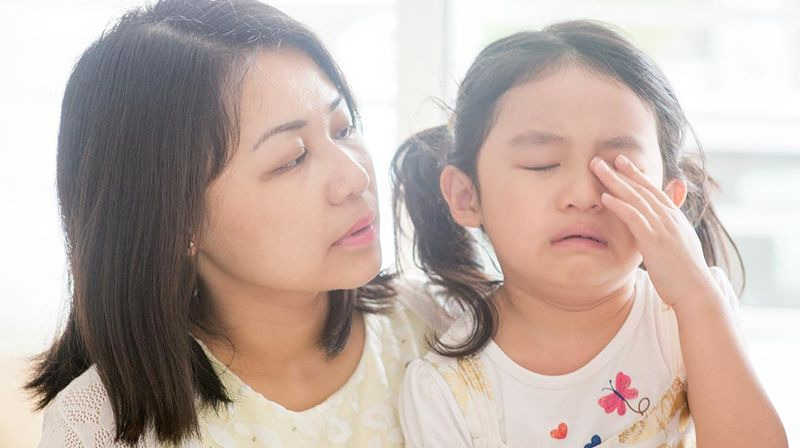 「當我女兒把作業忘在家裡時，我們不會將作業送去學校。如果我女兒在寒冷的天氣裡沒有帶夾克出門 — 即使出門前媽媽有提醒她要帶 — 也不會有人為她送夾克過去。」