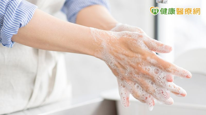 流感主要藉由飛沫傳染，經由咳嗽、打噴嚏等途徑將病毒傳給鄰近的人，尤其是在密閉空間中經由空氣傳播。