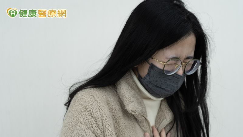 李醫師進一步說明，流感通常會出現「一燒二痛三倦怠」的症狀，發燒期間呼吸急促屬於正常反應。然而，如果退燒後仍感到喘不過氣，則可能代表心肺功能已受損，必須盡速就醫，避免錯失治療時機。