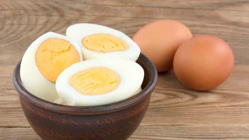 為何維生素D是台灣人最缺的營養素？維生素D怎麼補充才對？飲食＋曬太陽的正確方法一次看。