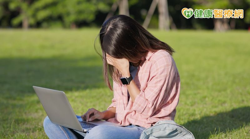 衛生福利部南投醫院心理師張瑋哲觀察到，許多高三學生在面對長達一年的考試準備後，即便考試結束，心理壓力仍然存在，甚至隨著未知的未來而更加沉重。