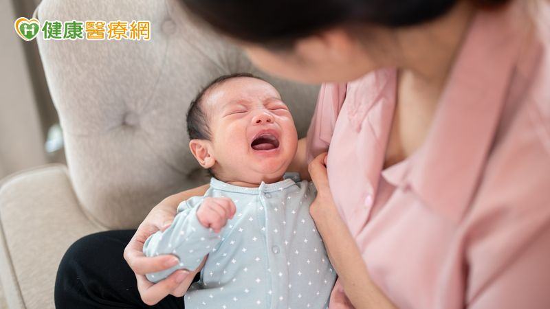 目前RSV尚無特效藥，治療方式以支持性療法為主，如補充水分、使用退燒藥及維持呼吸道暢通。