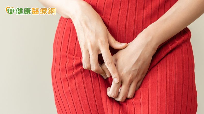 當女性出現外陰及陰道瘙癢、灼痛，同時伴隨尿頻、尿痛、性交痛，且白帶呈現稠厚、凝乳或豆腐渣樣，可能是黴菌性陰道炎的徵兆。