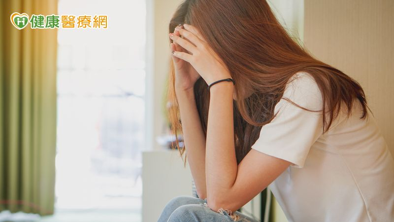 大多數女性在月經週期前後會有輕微情緒變化，但約2%的女性可能罹患「經前不悅症候群」（Premenstrual Dysphoric Disorder, PMDD），這已被精神科視為一種疾病。