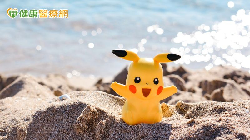 孩子的一句話讓她最後穿上皮卡丘裝迎接。