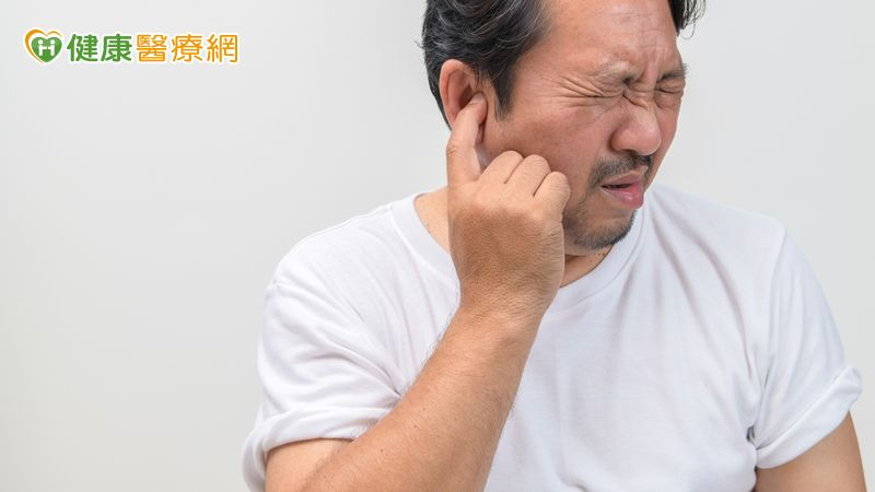 許多人都會輕忽單側耳悶的症狀，以為只是感冒引起的，但其實單側耳悶的原因很多。