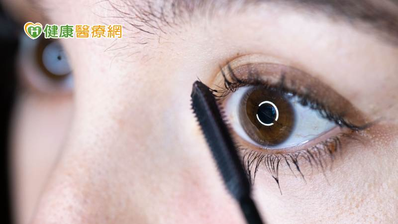 在上眼妝的時候若未留意很有可能會對眼部健康造成影響，甚至導致眼瞼發炎、結膜炎等。