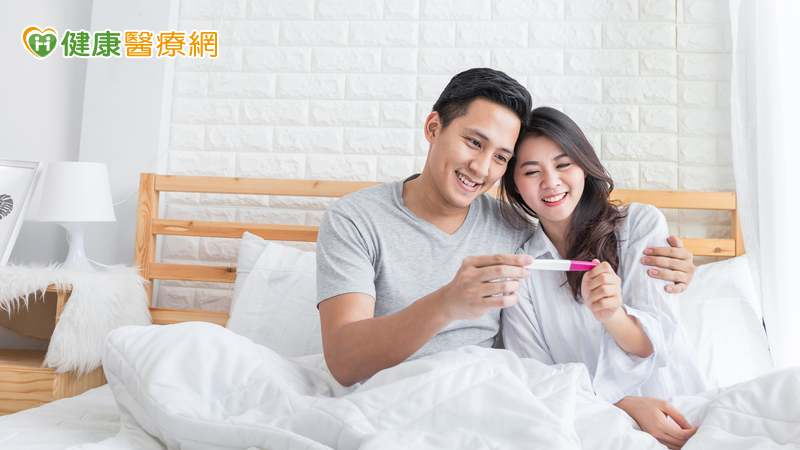 嚴絢上醫師指出，驗孕棒主要是透過檢測尿液中的「人絨毛膜促性腺激素（hCG）」來判斷是否懷孕，這種激素在受孕後的10至14天才會開始顯著上升。