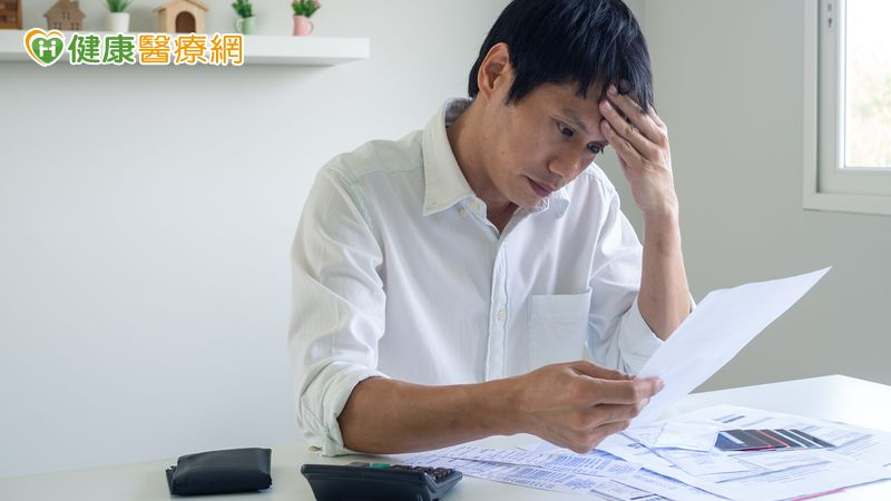 廣泛性焦慮症是非短暫的緊張焦慮，而可能引發失眠、心悸、消化不良等身體症狀。