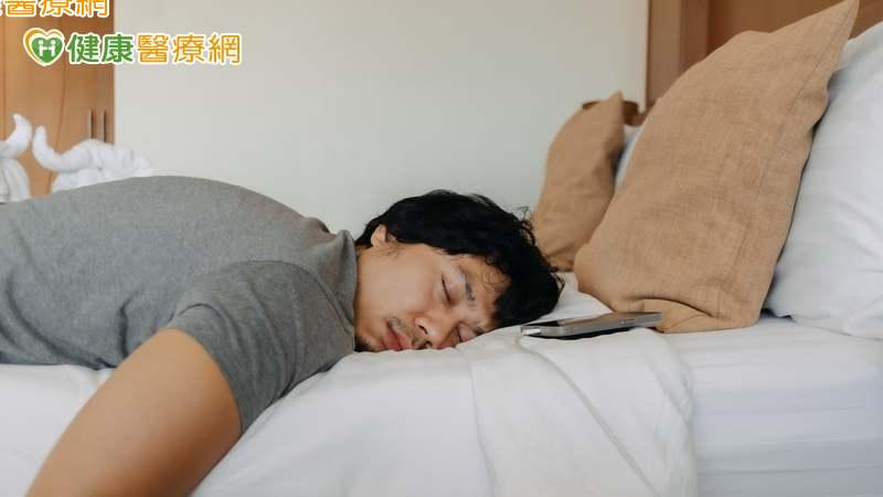 睡姿與脊椎問題、胃食道逆流有關?仰睡、側睡適合誰?醫:「這姿勢」超NG - 理財周刊