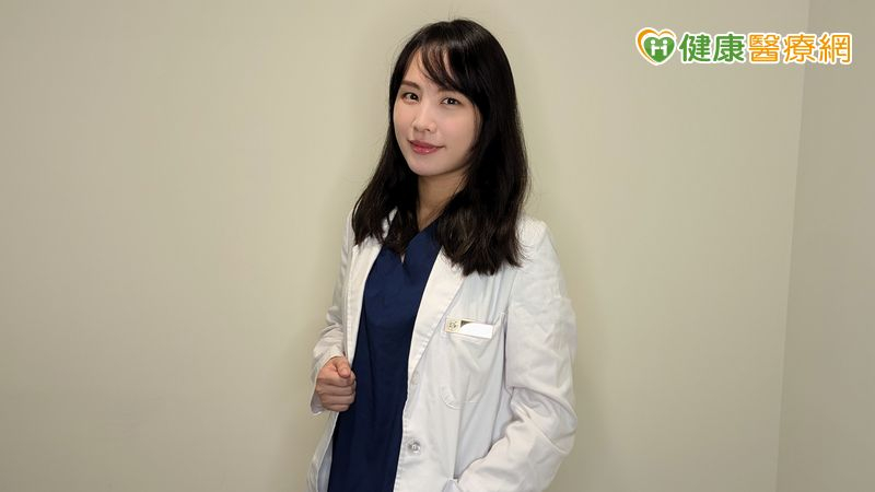 醫美診所李琦文醫師說明，口服A酸後六個月才能打雷射的說法雖已被推翻，但強效療程如汽化式雷射仍需謹慎評估。