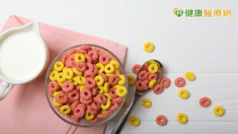 超加工食品是工業化生產的食品，通常價格低廉、方便食用，而且非常美味，因此成為許多人餐桌上的主要食物。但這樣的食物通常營養價值低，且含有多種食品添加物，長期攝取可對健康造成影響。