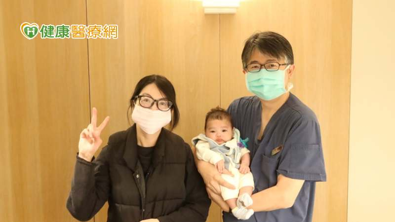 借卵成功案例與生殖醫學團隊謝昌志副院長合影。