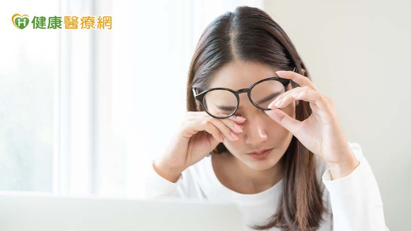 萬芳醫院眼科主治醫師吳建良指出，乾眼症主要就是淚水的分泌量減少或是品質不好，進而造成眼球表面的損傷，時間久了，就會引起發炎狀況。