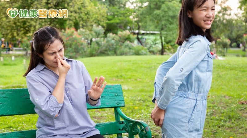 俗話說「管天管地，管不了拉屎和放屁」，「屁」確實是沒有辦法憋住的。