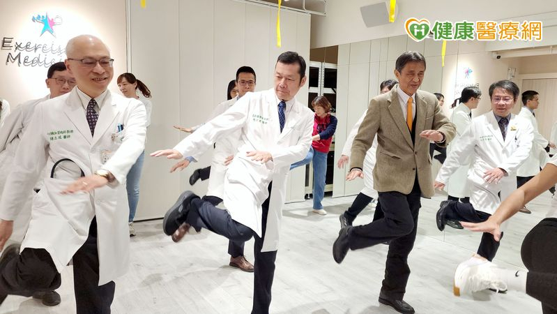 奇美醫院黃建榮醫師說明，運動強化中心由家庭醫學部、骨科部、復健部、健康管理中心及代謝減重中心等單位組成，採跨團隊合作模式，透過專業評估將個案轉銜到運動強化中心進行精準檢測。