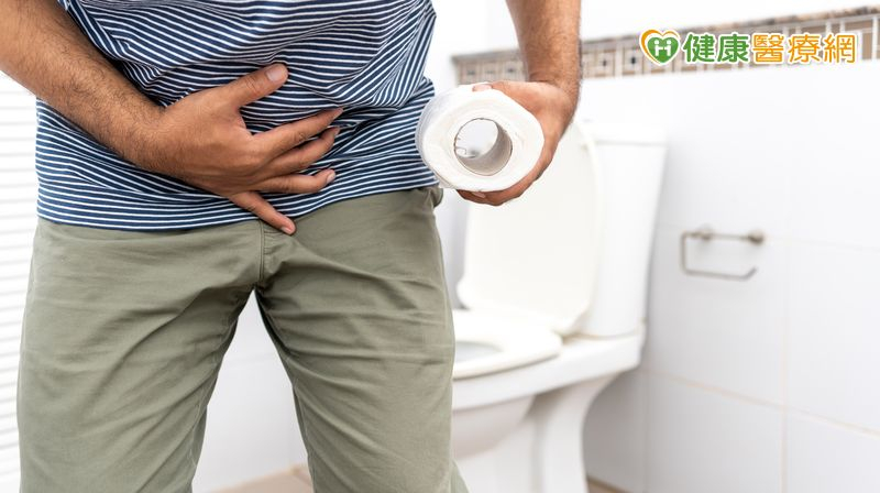 為降低諾羅病毒傳播風險，處理受病患污染的器物表面前應戴上手套與口罩，並用20 c.c.漂白水加1公升清水擦拭；患者嘔吐物及排泄物應以100 c.c.漂白水加1公升清水消毒清理。