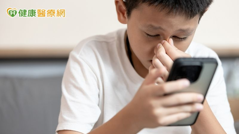 長時間看著螢幕，眼睛不僅會痠澀疲勞，也會導致視力的惡化，對於還在發育的孩童更有顯著影響。