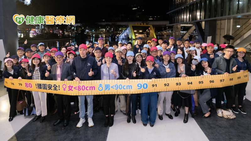 台灣諾和諾德員工以大型皮尺道具象徵測量腰圍，提醒民眾保持腰圍健康。