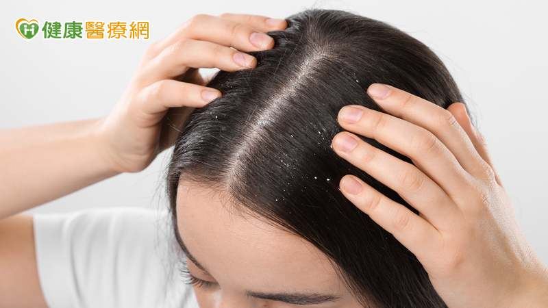 程涵宇營養師指出，去除頭皮屑的關鍵不只是重視清潔，還要關心頭皮的健康狀況，她也推薦大家可幫助維持頭皮健康、改善頭皮屑問題的飲食攻略。