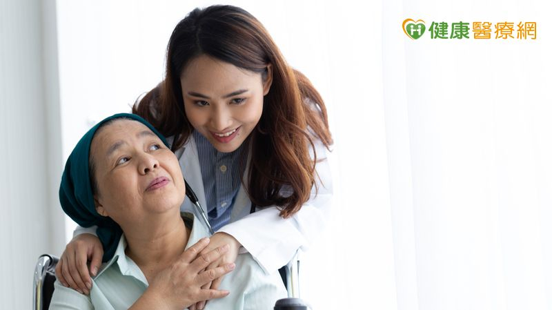 乳癌高居台灣女性癌症發生率之首，早期發現五年存活率可達九成九，但一旦惡化至晚期，五年存活率驟降至四成。