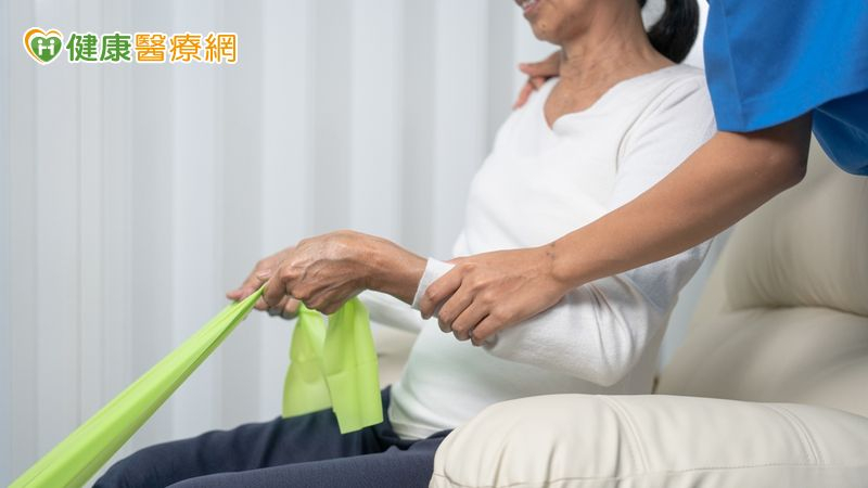 重症肌無力患者需隨著症狀的改變來調整治療計畫，因此需應定期返診追蹤，避免症狀急性惡化造成生命危害，維持良好生活品質。