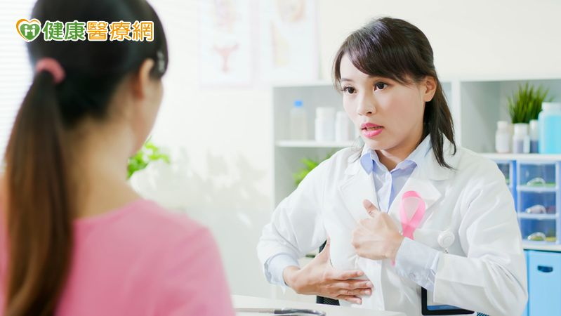 有家族乳癌病史者罹癌機率比無病史者高出四倍，而沒生育過的女性也有更高的罹癌風險，這些都是需要特別注意的危險因子。