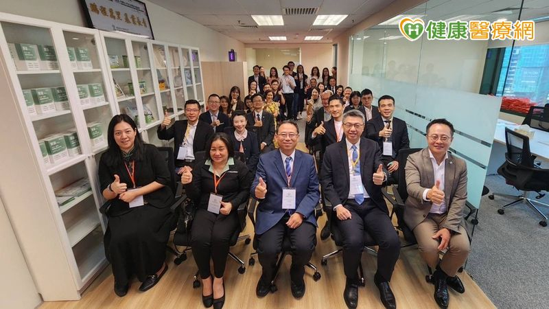 馬來西亞僑界領導們參加「臺馬大健康聯合辦公室」開幕儀式。