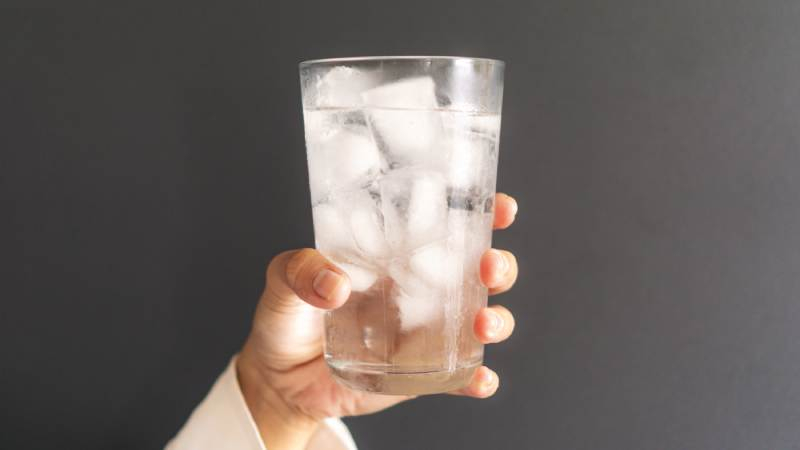 喝冰水能減肥？「最佳減重溫度」大公開！營養師告訴你：想靠「喝水」鏟肉，4關鍵瘦得更有感