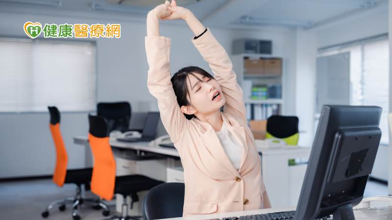 長時間久坐會增加認知功能不良、憂鬱、身體功能下降、失能等健康危害，上班時也要多加活動。