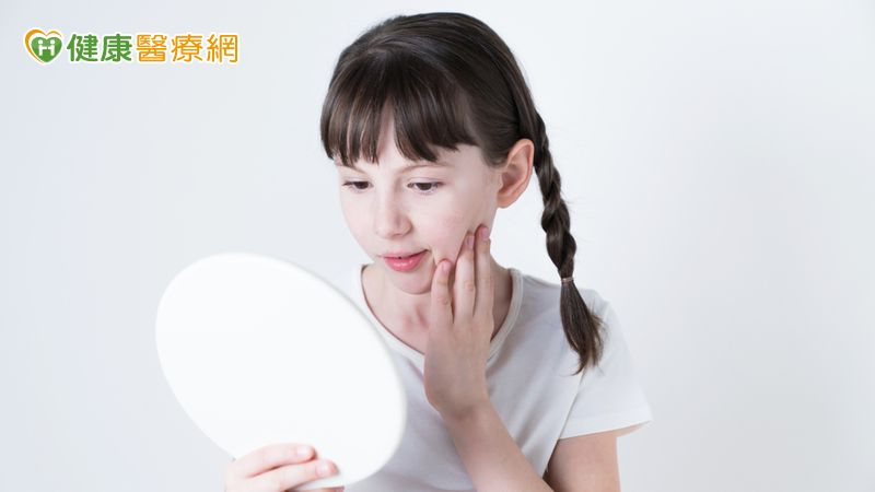 如果女孩在八歲前出現胸部發育，男孩在九歲前出現體毛或變聲，可能是性早熟跡象。