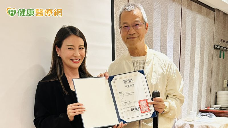 亞典行銷顧問創辦人鄭淩穗自前任理事長黎榮章手中接下TIPRA發展重任（圖／TIPRA提供）