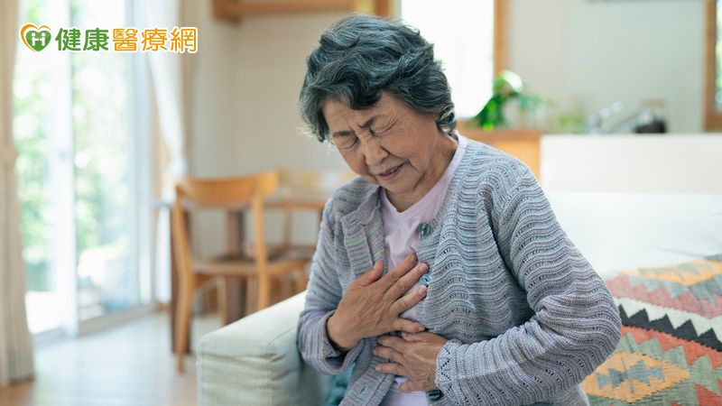 心臟衰竭是心臟無力打出足夠血液，常見症狀包括喘、咳、疲累，活動受限，嚴重者會呼吸困難、水腫、心絞痛。