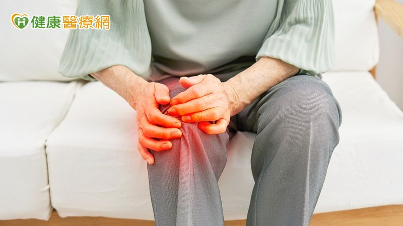 退化性膝關節炎是因為關節軟骨的磨損導致的慢性疾病，常伴隨關節發炎、腫脹與劇烈疼痛，嚴重時將影響行走及日常活動能力。
