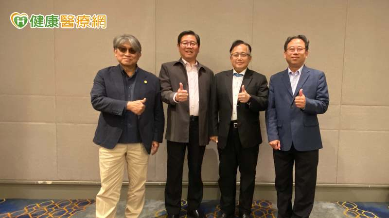 清福醫院院長王炯琅（右2）提出「以醫帶商」策略，主張建立系統性輸出模式，目前已規劃在馬來西亞設立醫療據點。