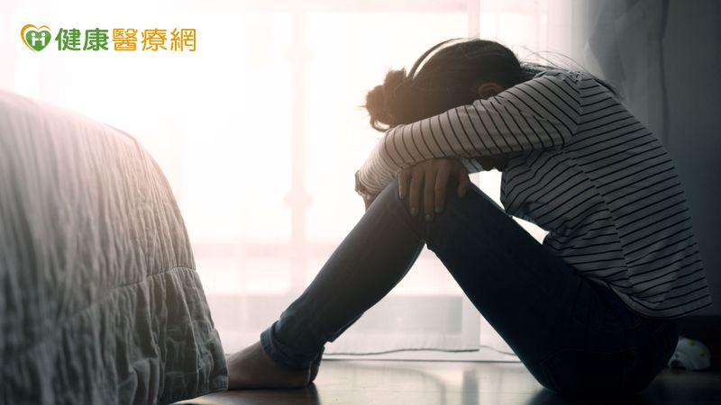 研究顯示，重鬱症患者若經歷多次發作，未來復發與病程慢性化的風險將顯著增加，每次復發都可能讓自殺風險升高。