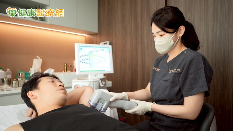 江紀萱醫師進行清新微波療程，透過「不動刀、不影響日常、不汗水代償、不留疤」等特色，提供更安全有效的選擇助患者改善腋下困擾。