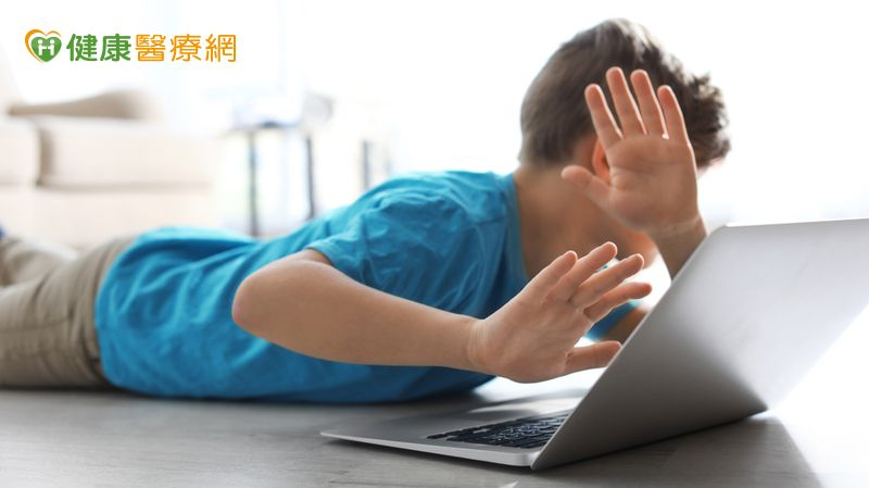 社會大眾關注兒少數位足跡，落實「分享前三思、隱私要設定、交友定留意、親子多交流」四大守則，攜手打造更安全的網路環境。