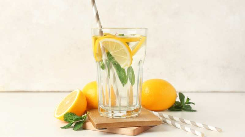 檸檬水富含維生素C與抗氧化劑，適量飲用檸檬水能夠帶來許多健康益處，如促進消化、抗氧化及預防結石等。（圖片來源：shutterstock）