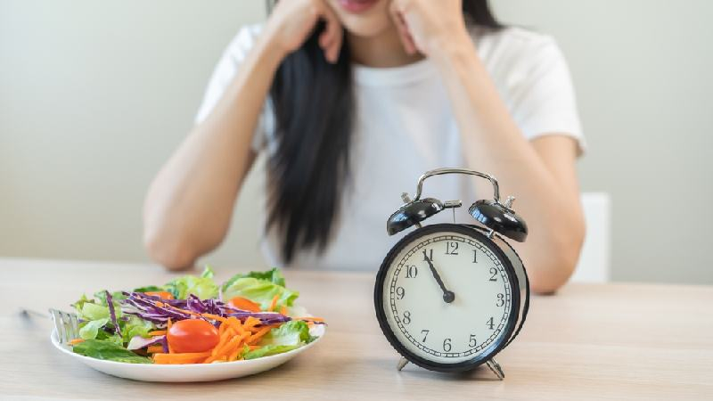 斷食減肥（Intermittent Fasting，IF）指的是只在特定的時間範圍內進食，在其餘時間內完全停止進食，通過調整飲食時間的方式來控制總攝入量，進而幫助減輕體重。（圖片來源：shutterstock）
