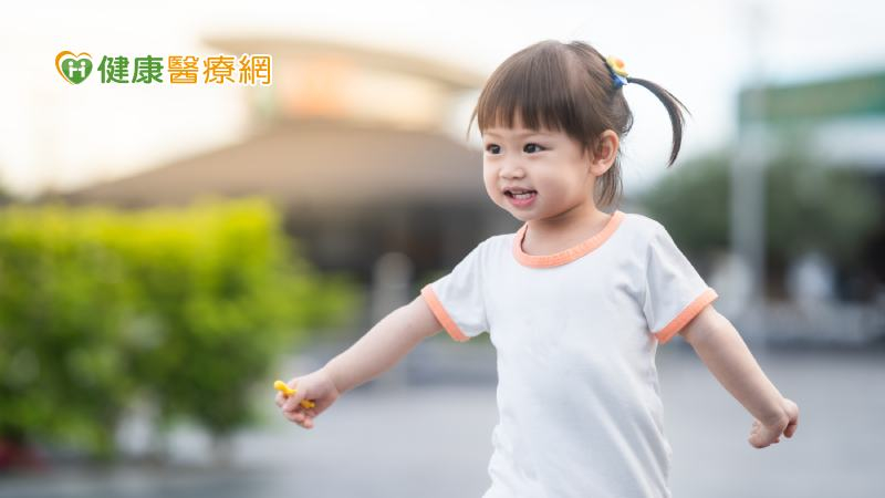 因應兒童發展聯合評估需求增加，國健署今年擴大補助全國88家兒童發展聯評中心，提升兒童發展聯合評估量能、縮短等候評估的時間。