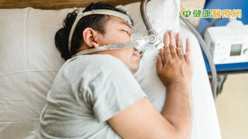 睡眠呼吸中止症可透過多種機制加重氣喘症狀，包括夜間低氧血症、交感神經系統活性增加、炎症介質釋放增多，以及睡眠品質下降。