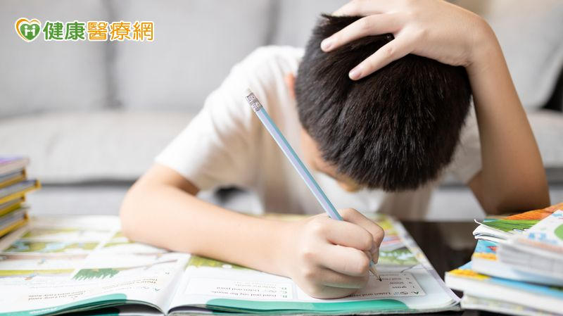 當發現孩子的表現不如預期，或是一再出現某種困難時，可以積極地跟老師討論。