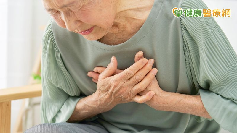 主動脈瘤難以在初期被發現，宋鎮宇醫師提醒，應養成良好的生活習慣，天氣溫差大時應注意保暖，平日則須定時量血壓且定期健康檢查，讓疾病提早被發現。