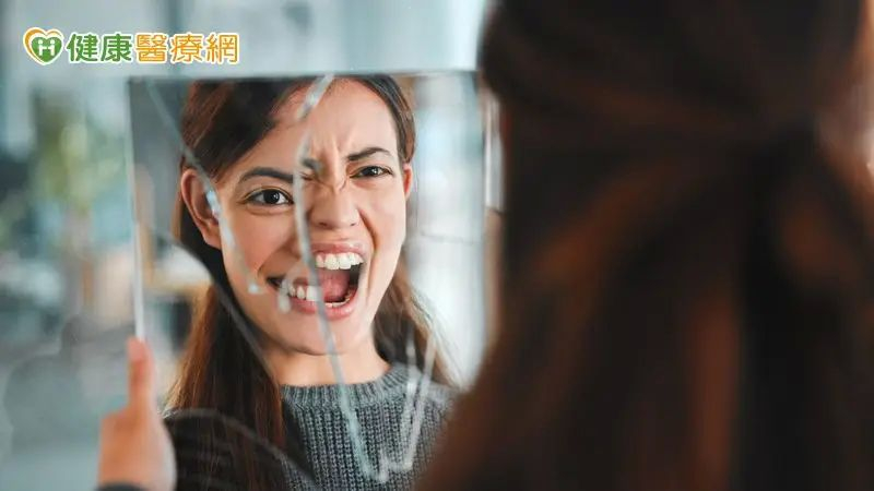 民眾若發現周遭出現疑似精神狀態異常者合併自傷或傷人之虞時，應保持冷靜，避免直接衝突，可立即撥打110或119報案。